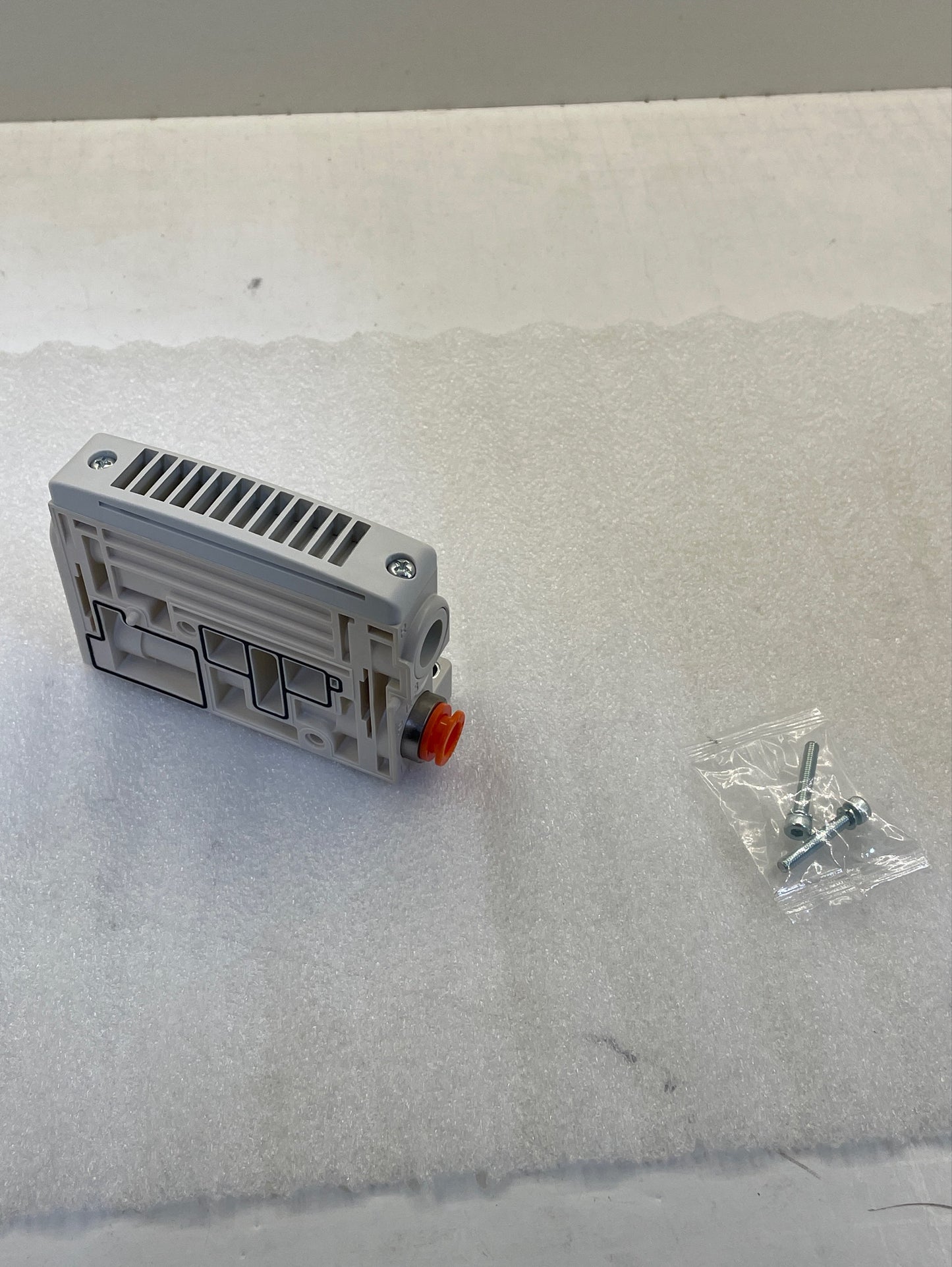 VQC2000 U Side End Plate w/ Silencer w/ N11 Port