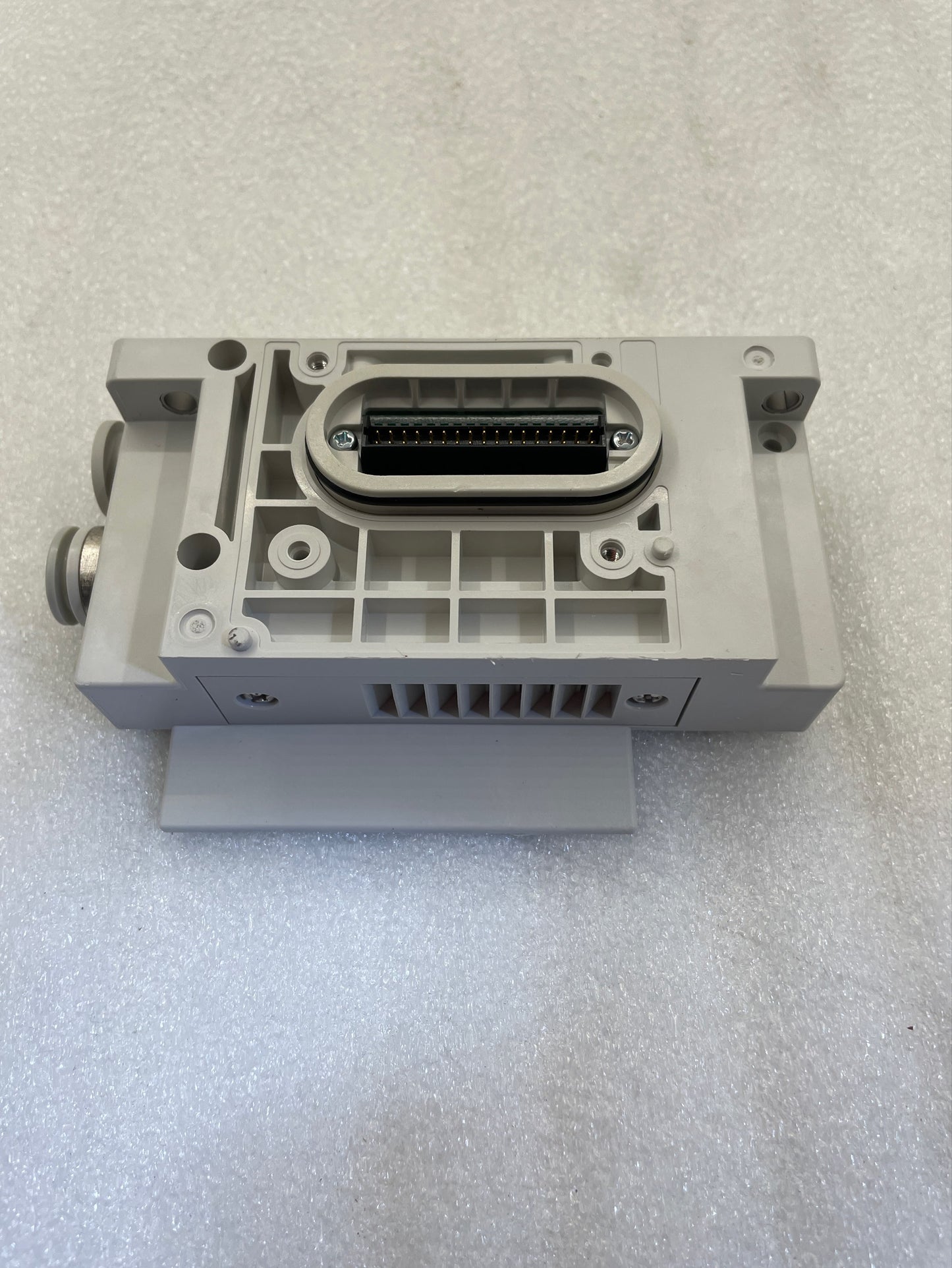 SMC End Plate, D side with 10mm one touch fittings, built in silencers, EX250/EX600 connection